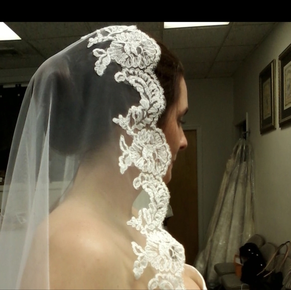 Mantilla Lace Veil, hand stitched - Picture 3 of 3